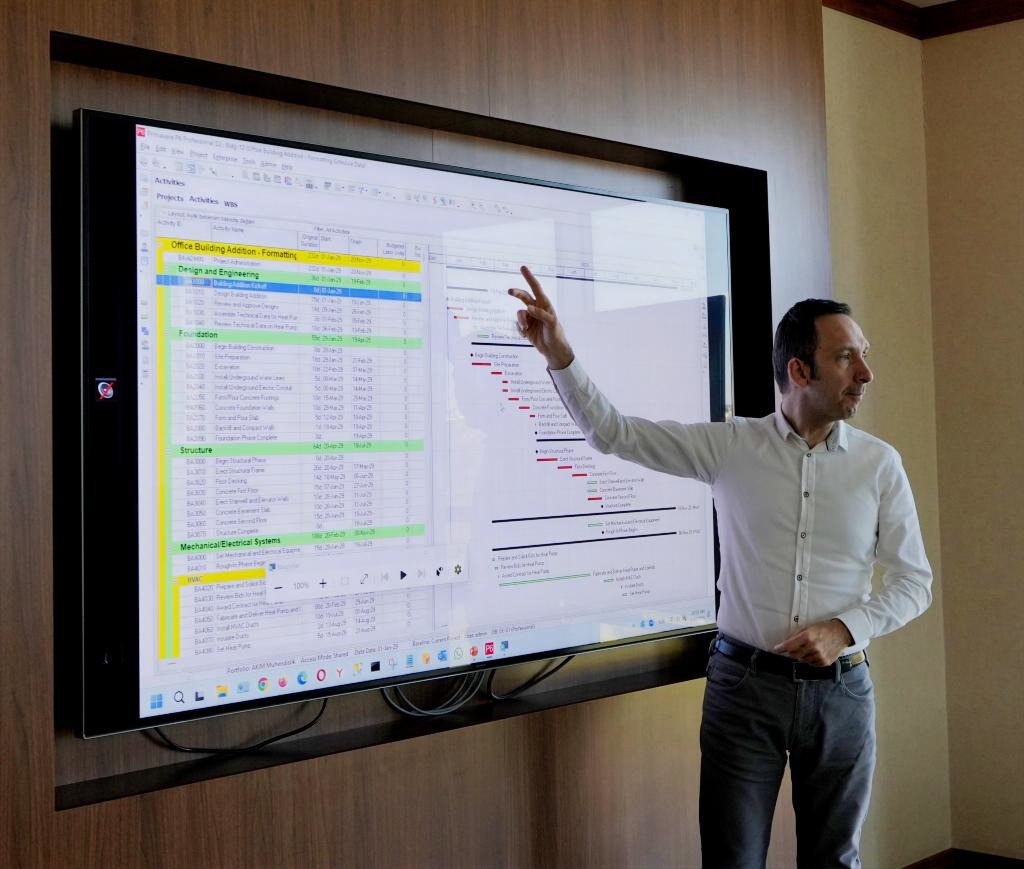 Ilhan Bozdeniz lecturing project planning and scheduling techniques to a client