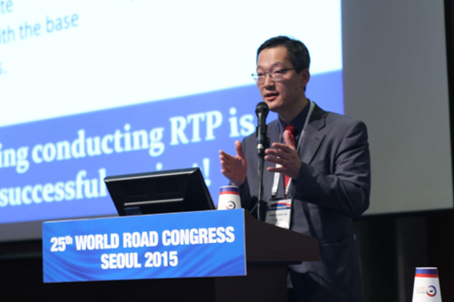 Jong-Kwon Lim and Dr. Ovidiu Cretu at the 25th WRC Seoul 2015, discussing the Seattle tunnel boring machine failure