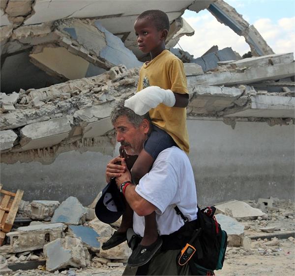 Paul Auerbach carries a boy to a clinic after the 2010 earthquake in Haiti. Chuck Liddy/The News & Observer (Raleigh, NC)