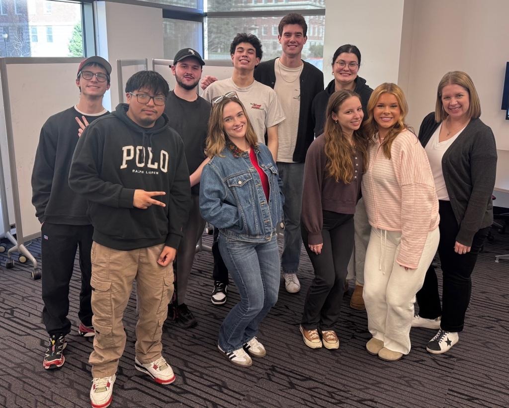 A group of people posing for a photo

AI-generated content may be incorrect.