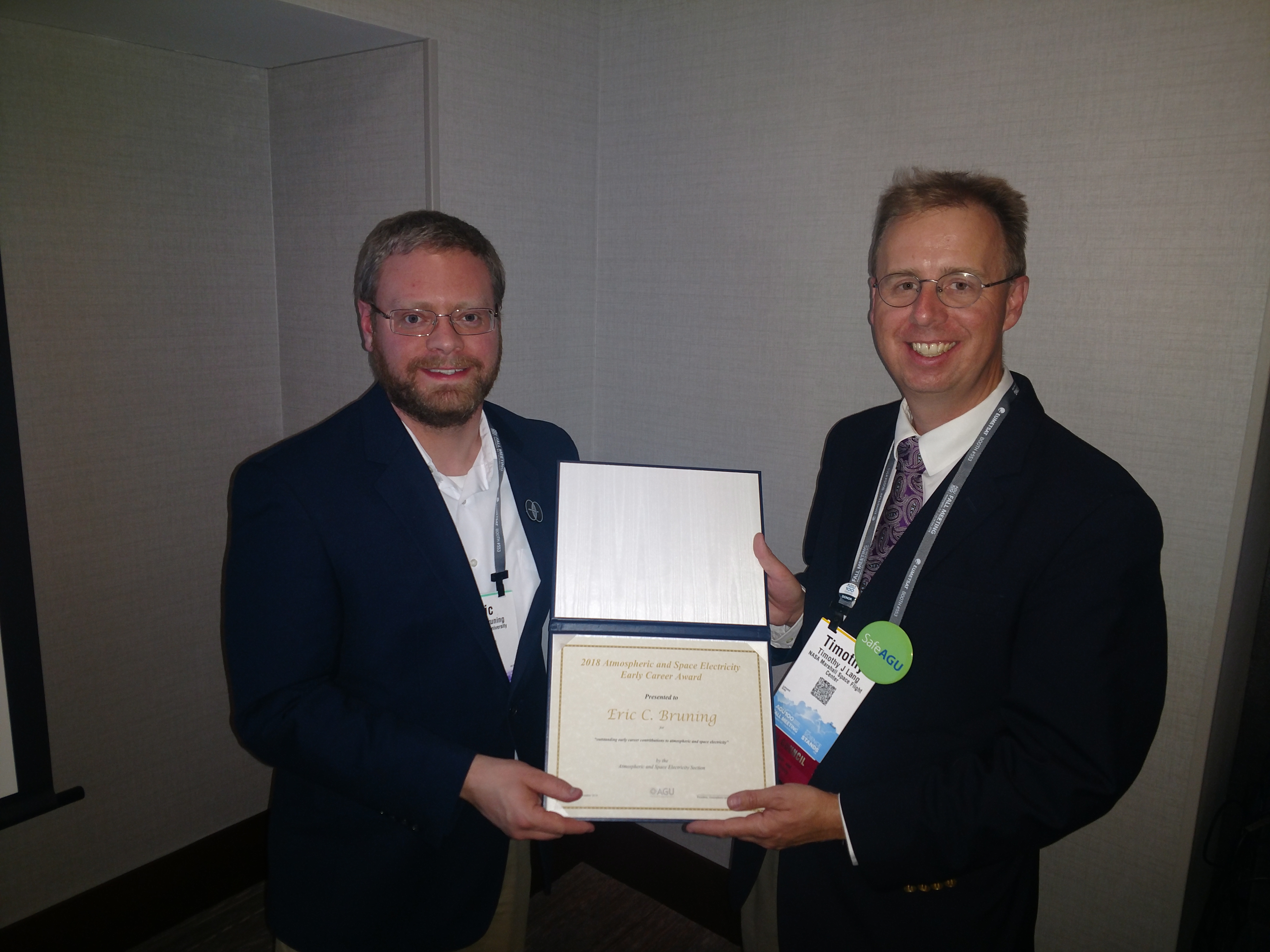 Eric Bruning receiving an award from ASE President Tim Lang