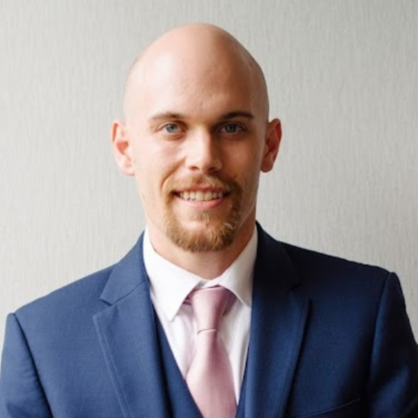 Scott Axel headshot