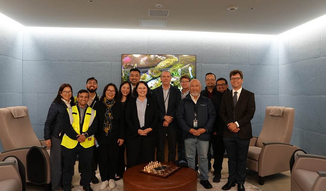 A group of people posing for a photo

AI-generated content may be incorrect.