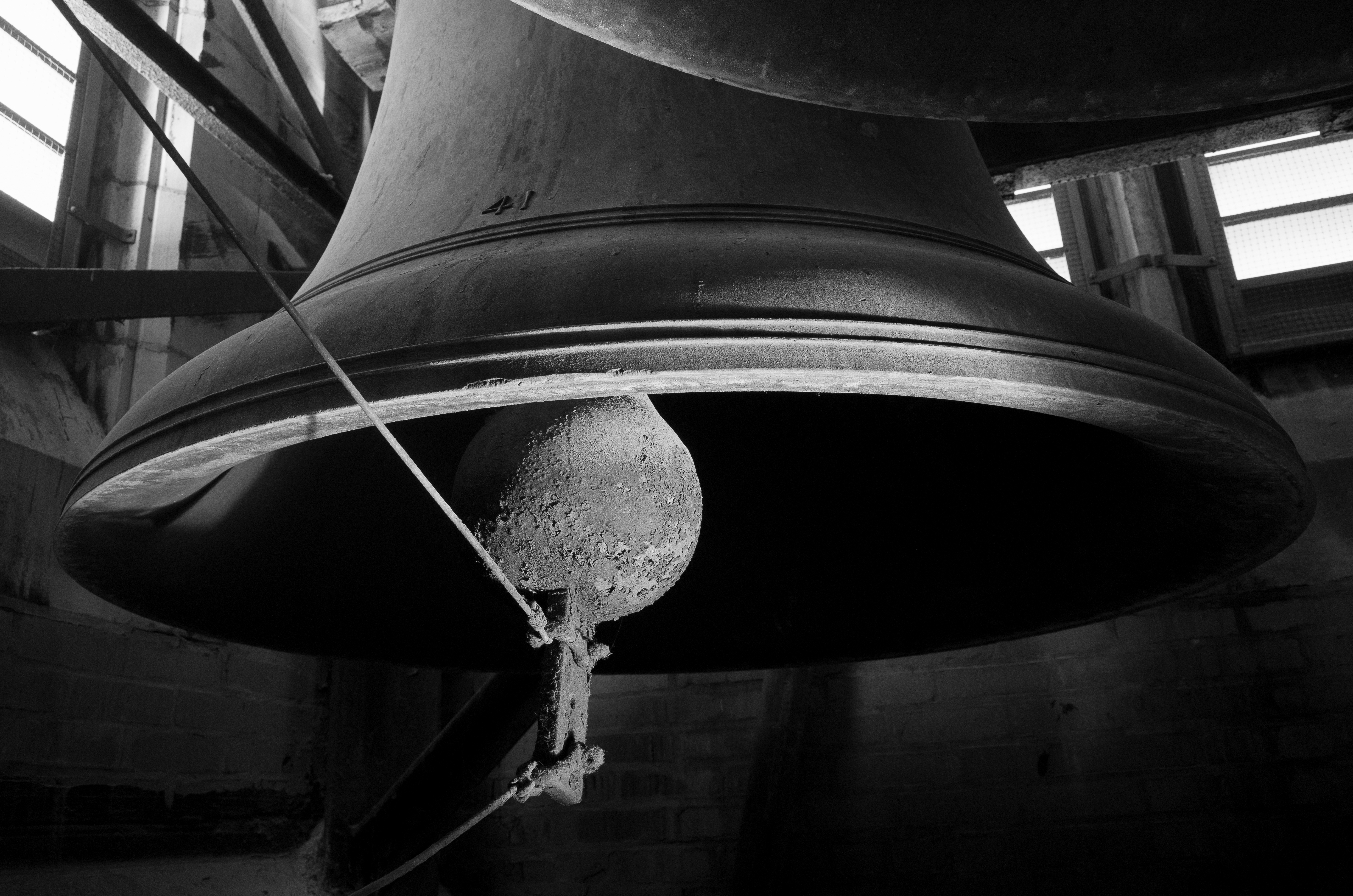 Bell_of_St__Chrysostoms_Episcopal_Church_carillon.jpg