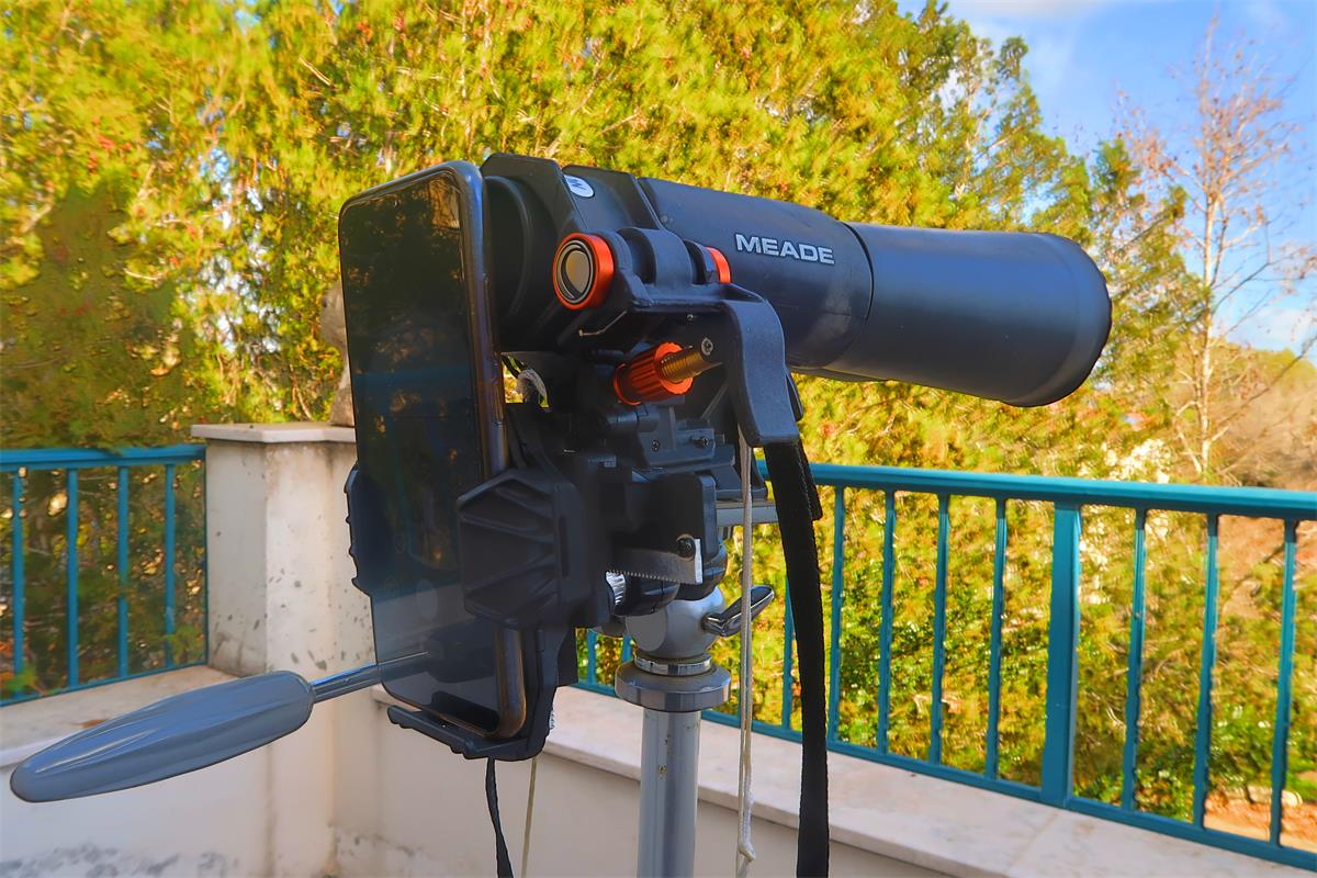 Binocular with NexYZ adapter and smartphone