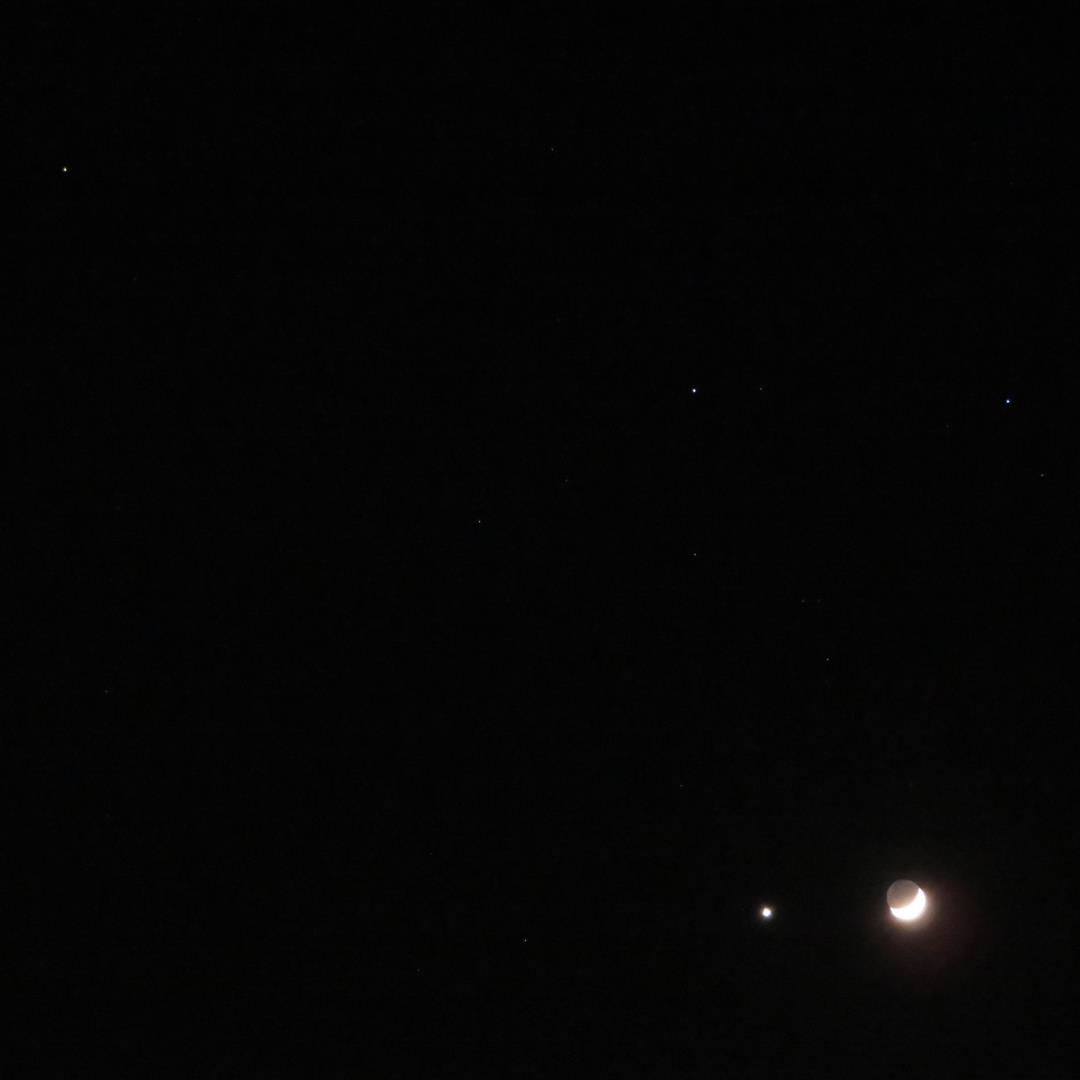 Venus, the Moon, Mars, Pollux, and Castor taken at 20:56 JST (11:56 UTC). ISO-1600, 1 second exposure.