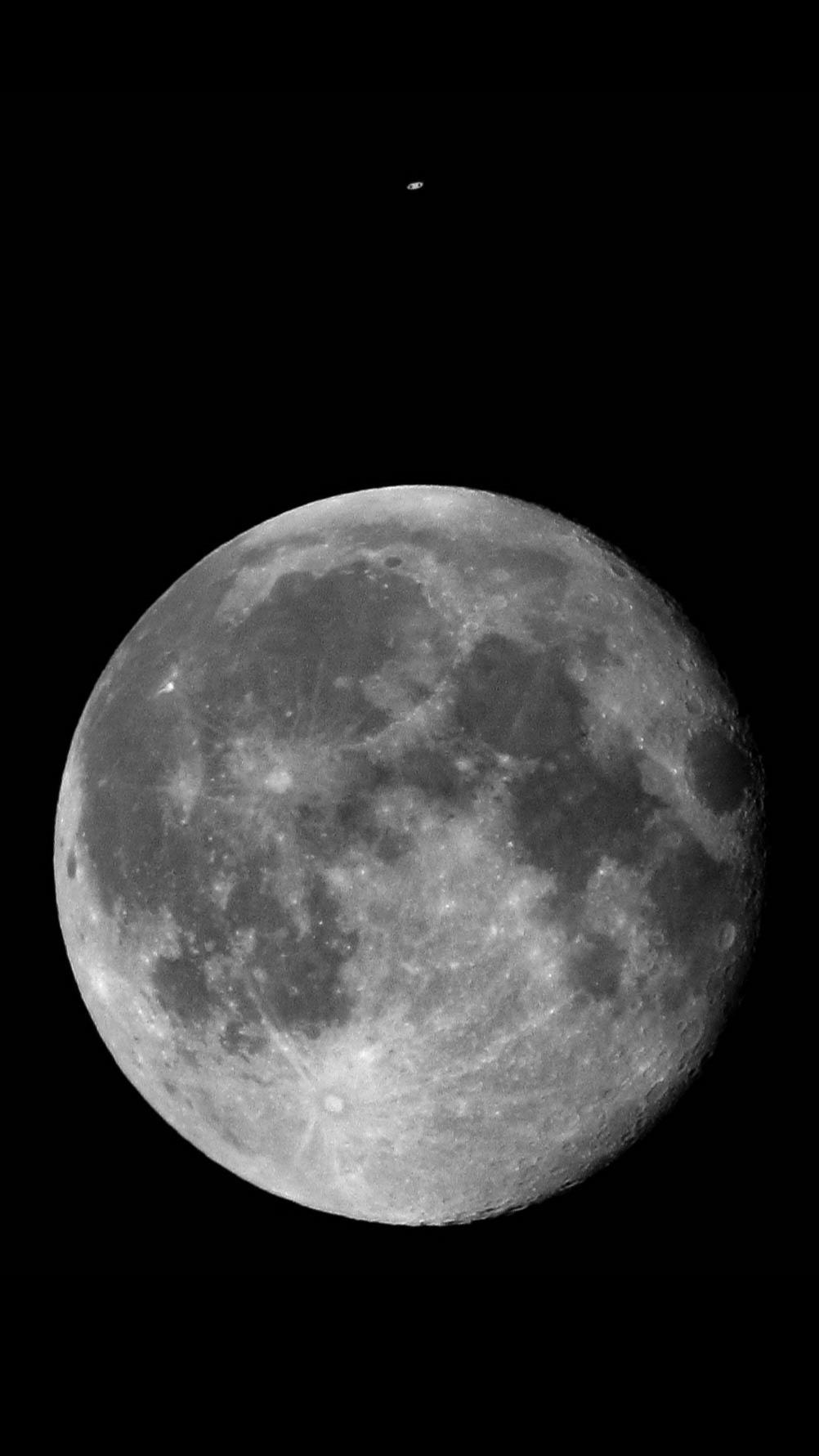 The Moon and Saturn in conjunction on 18 June 2019 in Franca, Brazil. At this time the Moon was 0.5° S of Saturn. | Canon SX30IS | f/5.8 | 1/6