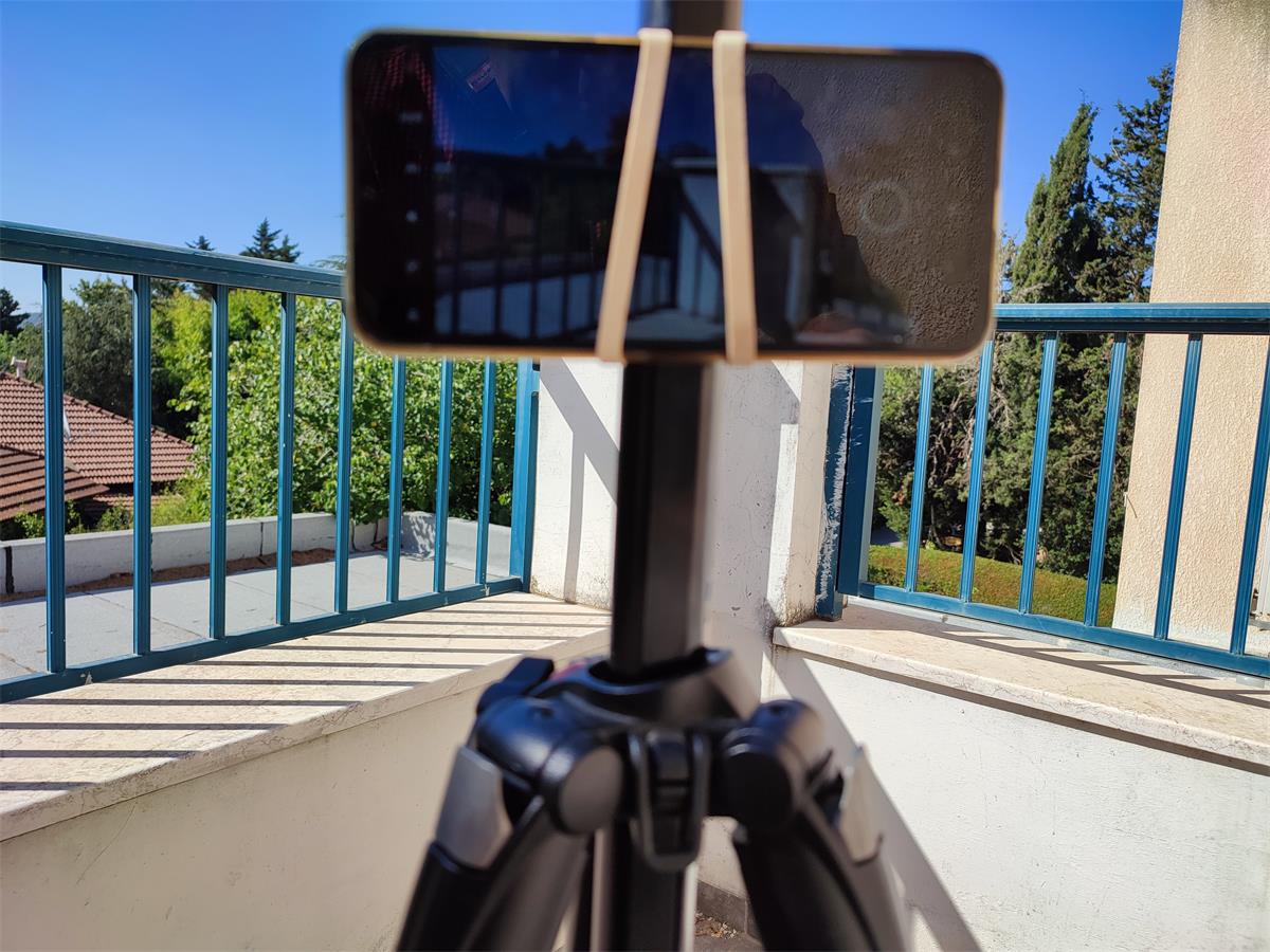 Rubber Band connect smartphone to Tripod