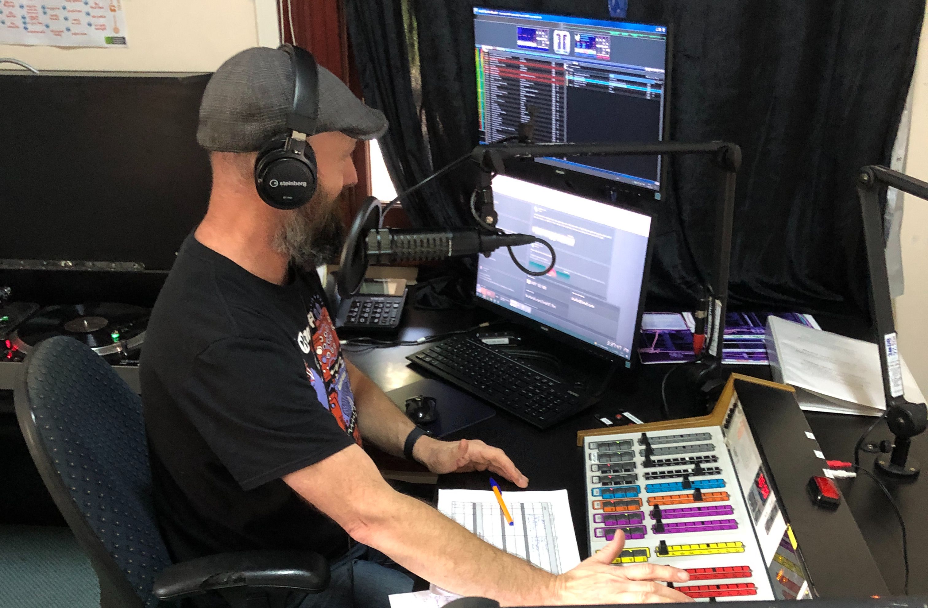 3MDR presenter in the studio