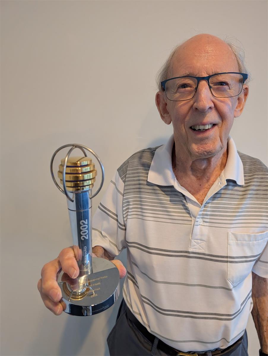 Les Heil AM with his Hall of Fame Award