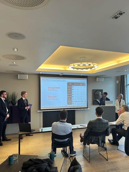 A group of people in a room

AI-generated content may be incorrect.