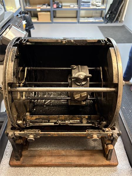 Image of the interior of a mimeograph.