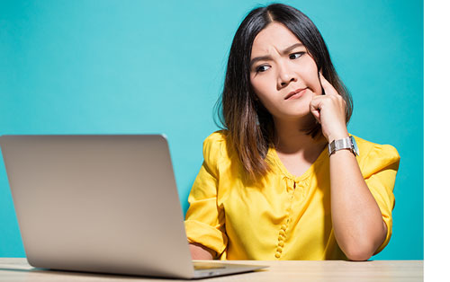 woman-has-doubt-when-she-looks-at-laptop.jpg