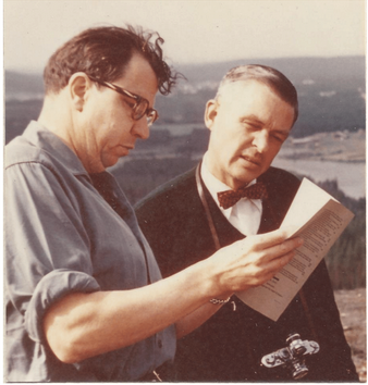 The first Distinguished Career Award is given in 1986 to Richard Goldthwait (pictured, right, with Gunnar Hoppe, left)