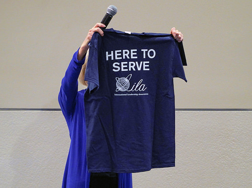 Cynthia Cherrey Holds Up Volunteer Tee at #ILA2018WPB