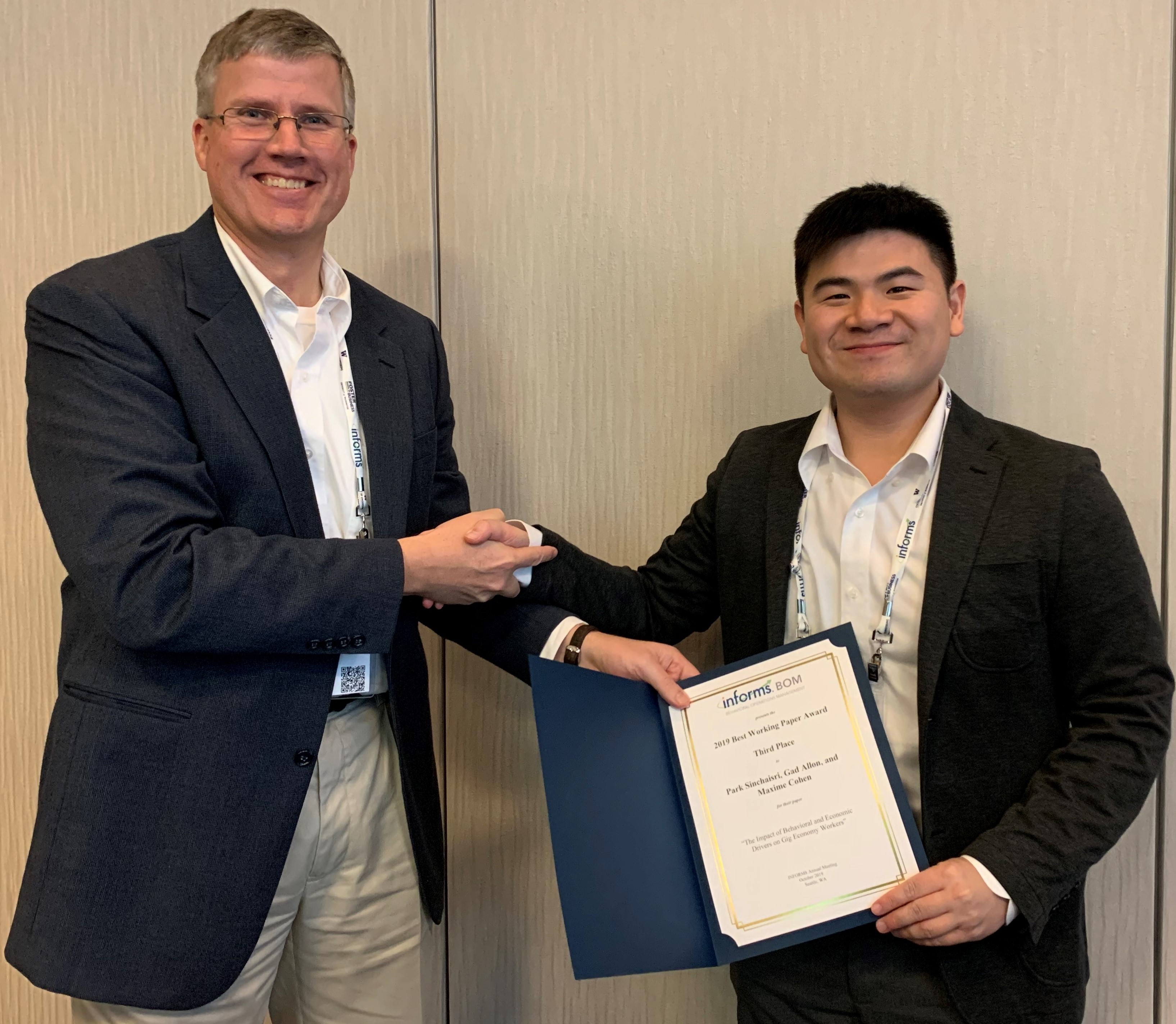 2019 Honorable Mention Brent Moritz presents award to honourable mention presenter Park Sinchaisri..