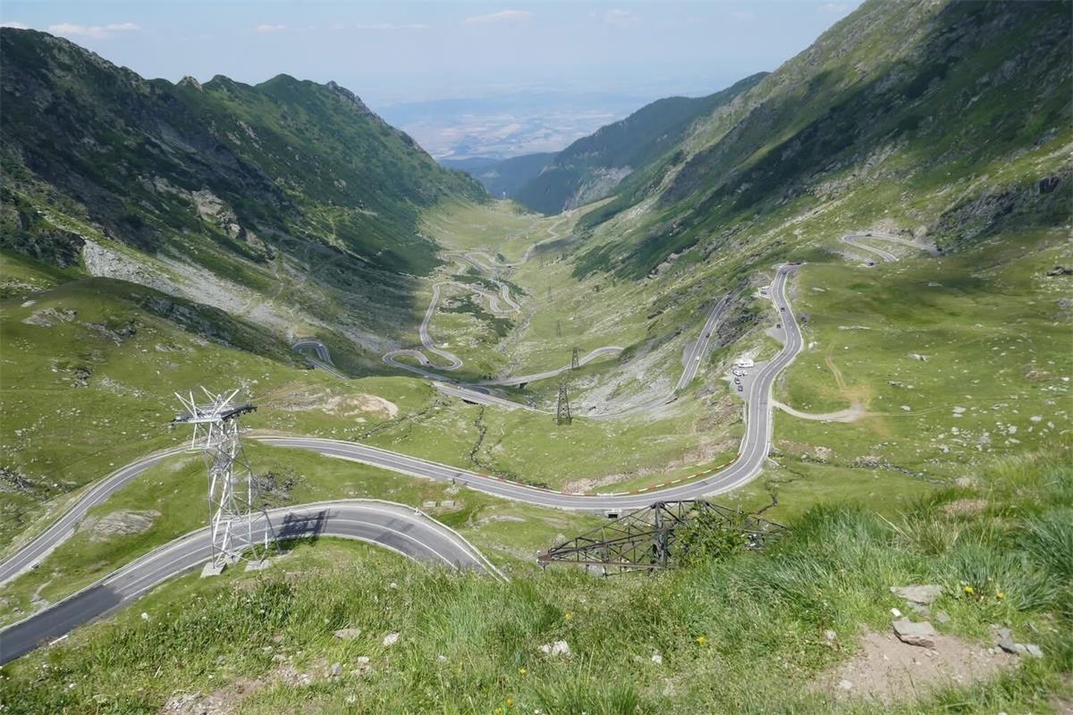 Looking down the valley of the Transfăgărășan