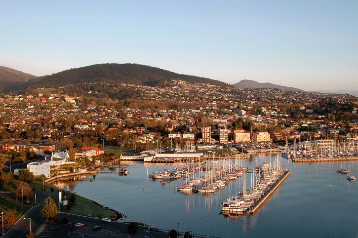 Hobart-Harbour-92501511_725x482.jpeg
