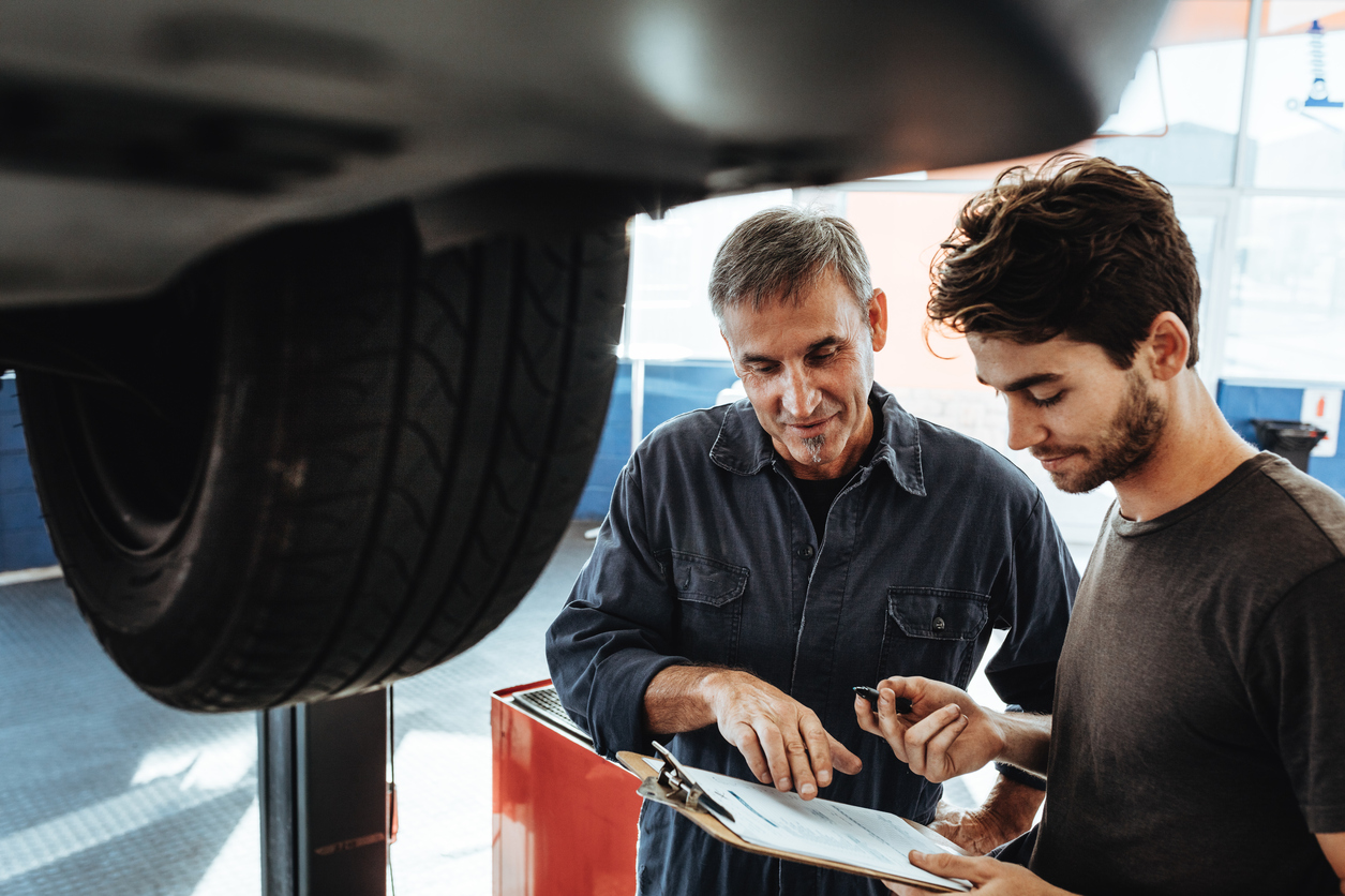 Mechanics-making-notes-of-problems-in-car-996080088_1258x839.jpeg