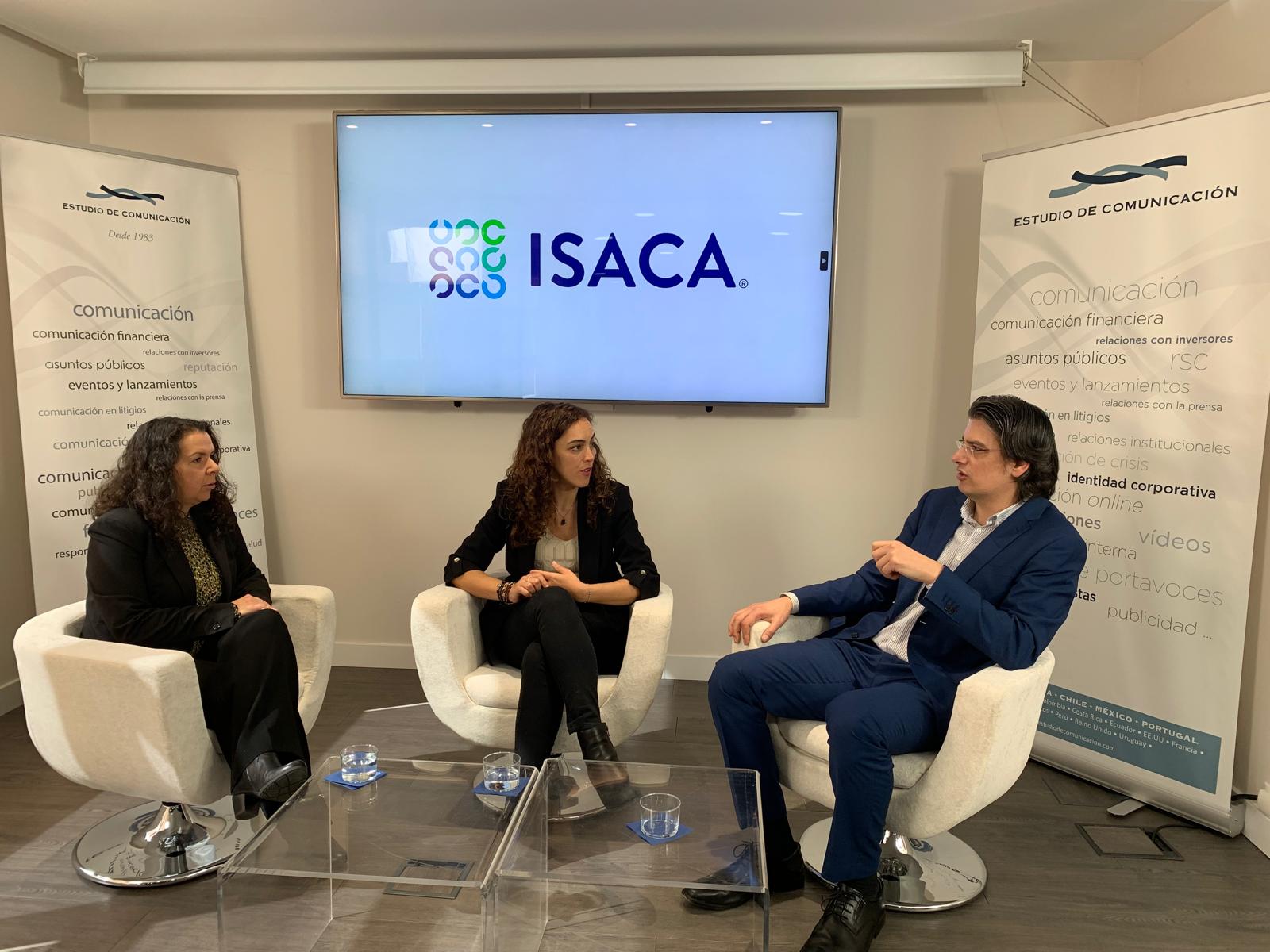 Foto de la sesión del pódcast sobre fraudes digitales