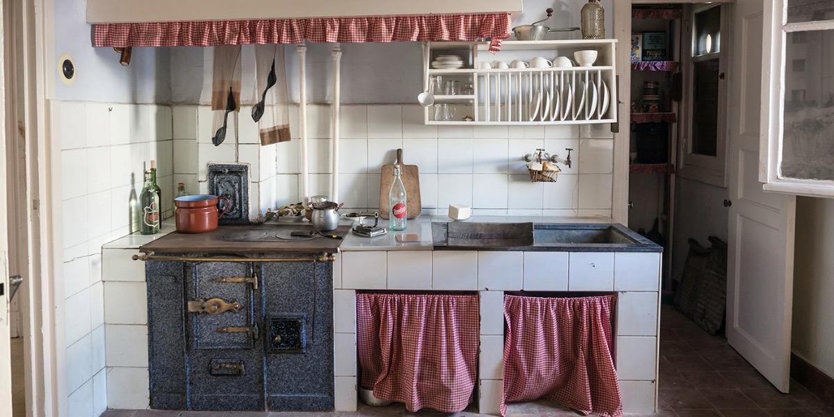 The earliest rangehoods featured a wooden or metal canopy above the cooktop