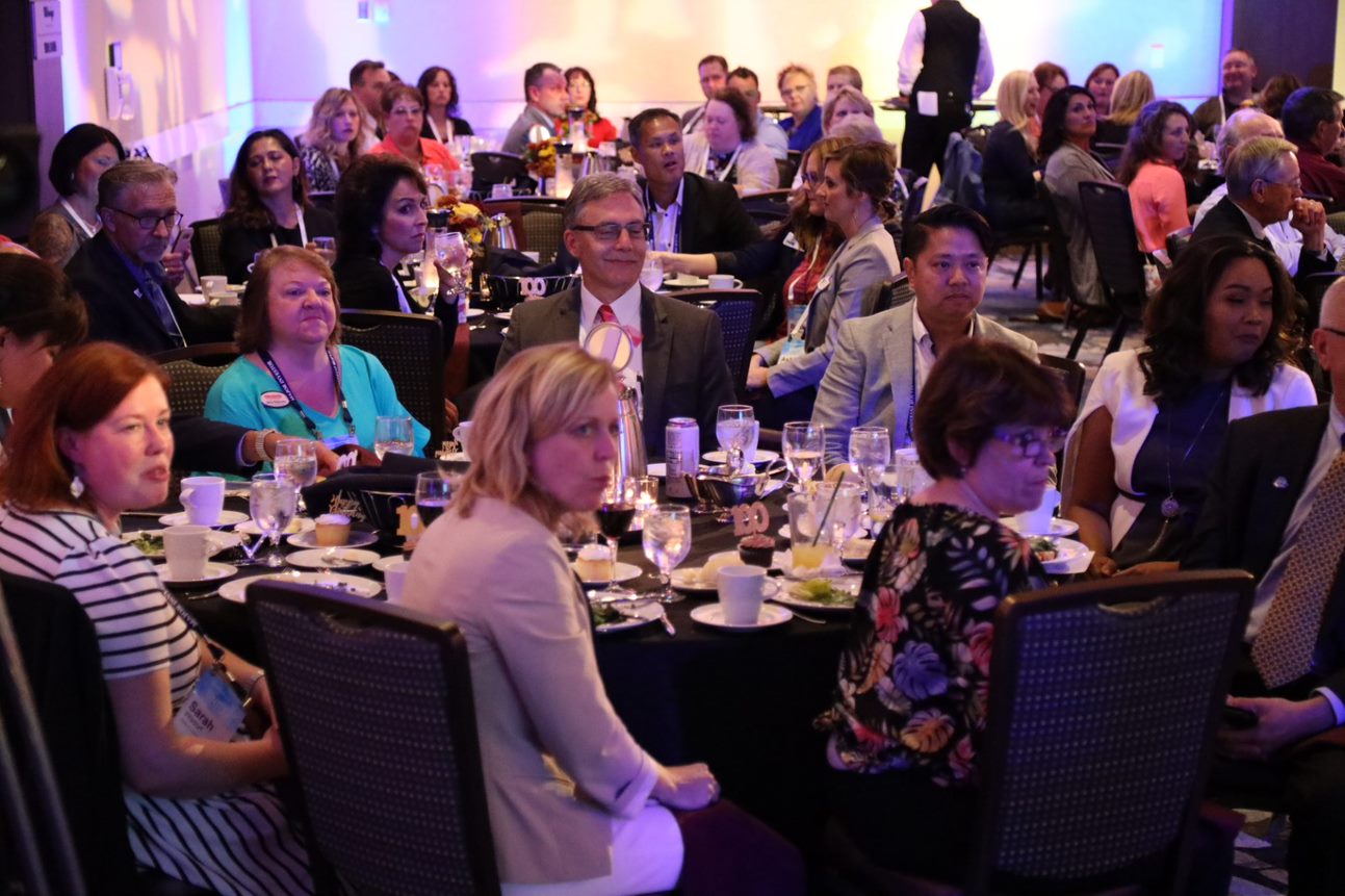 photo of dinner crowd