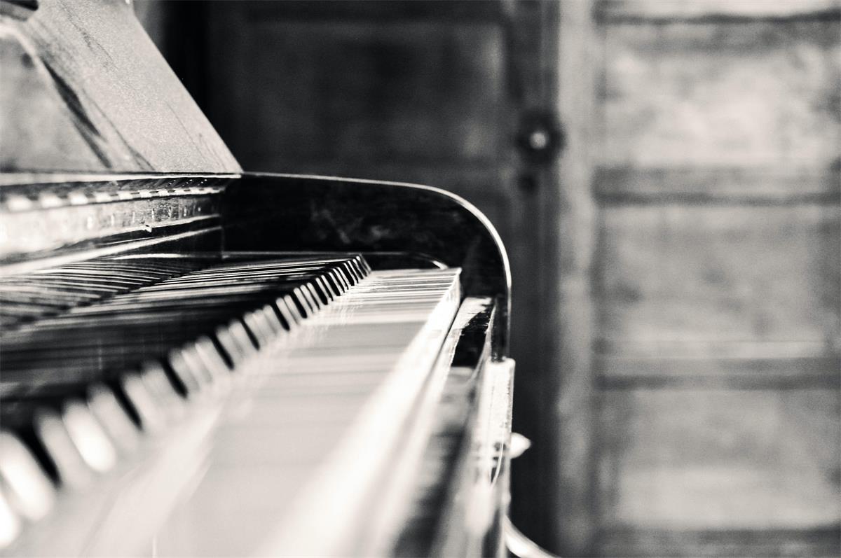 black and white photo of an old piano