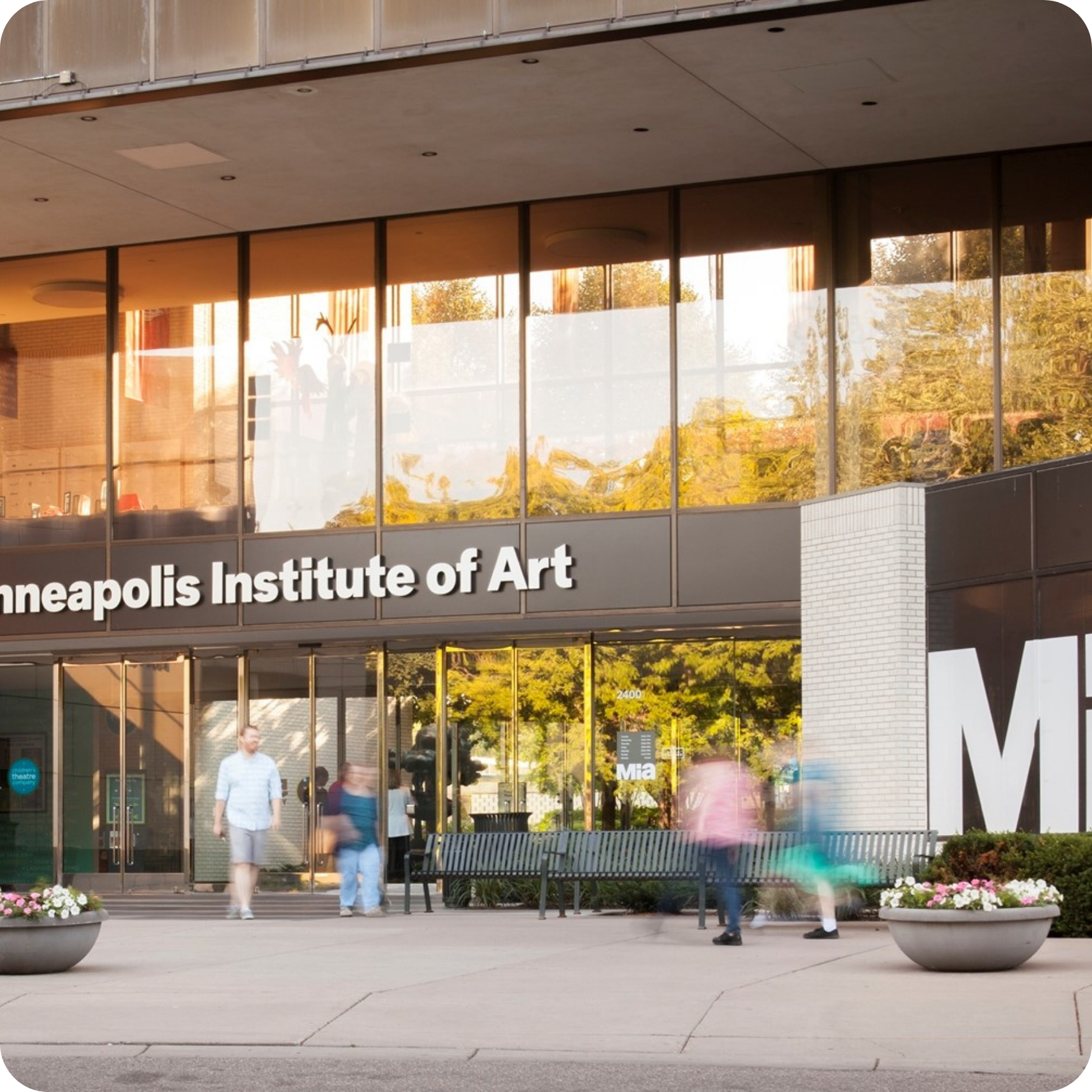 Outside photo of the entrance to the Minneapolis Institute of Art
