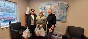 A group of women holding bags

AI-generated content may be incorrect.