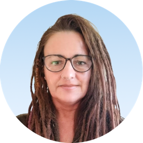 A person with long hair wearing glasses

Description automatically generated