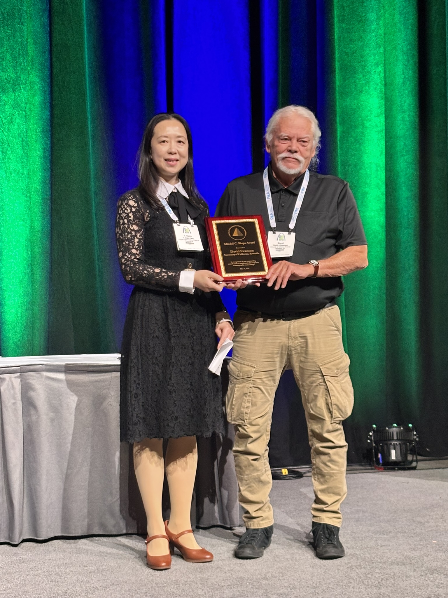 Dr Yang presents the award to Dr. Swanson