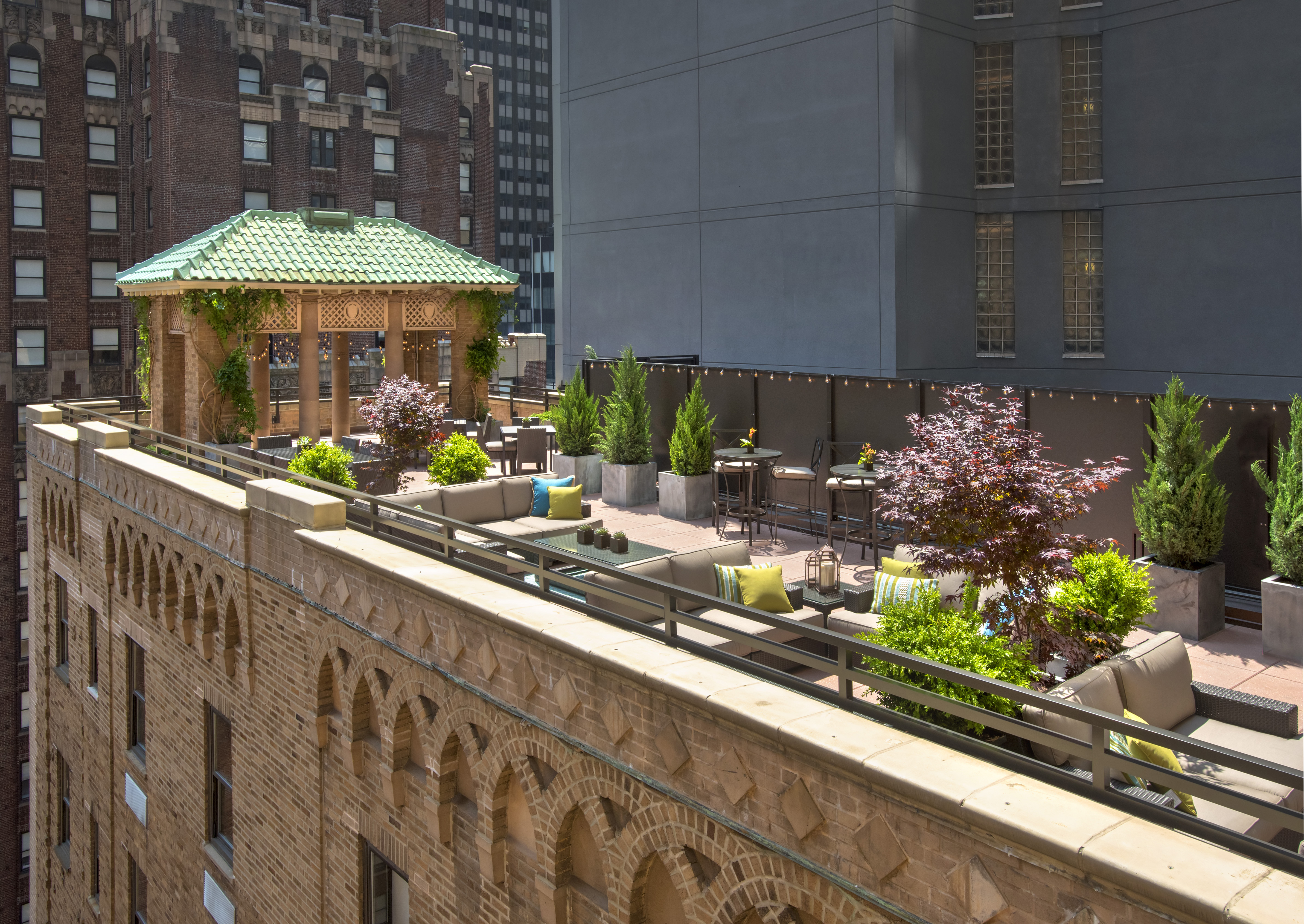 PHOTO_outside_deck_at_New_York_East_Side_Marriott.jpg