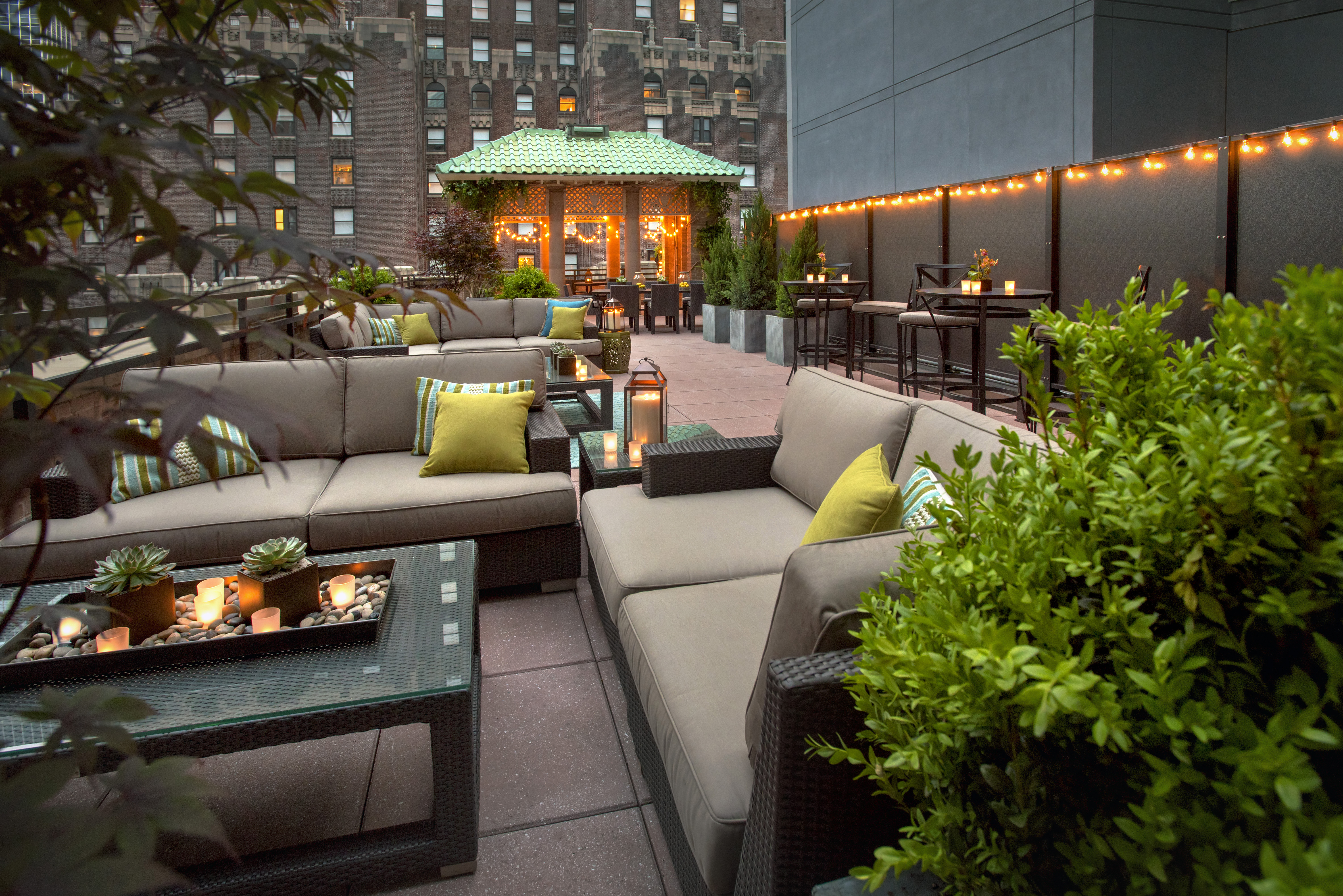 PHOTO_outside_deck_at_New_York_East_Side_Marriott_Eastside1610Deck2584HR_rv.jpg