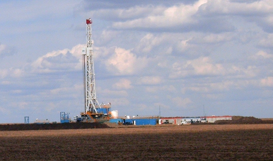 Alberta_oil_gas_drilling_well_023 crop.jpg