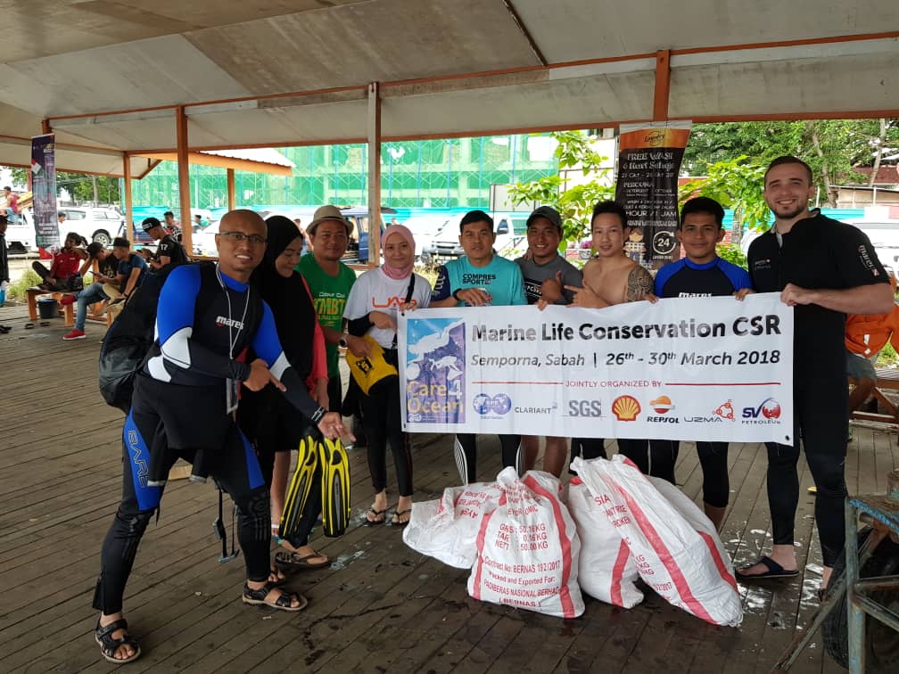 Divers_team_with_their_rubbish_collection.jpg