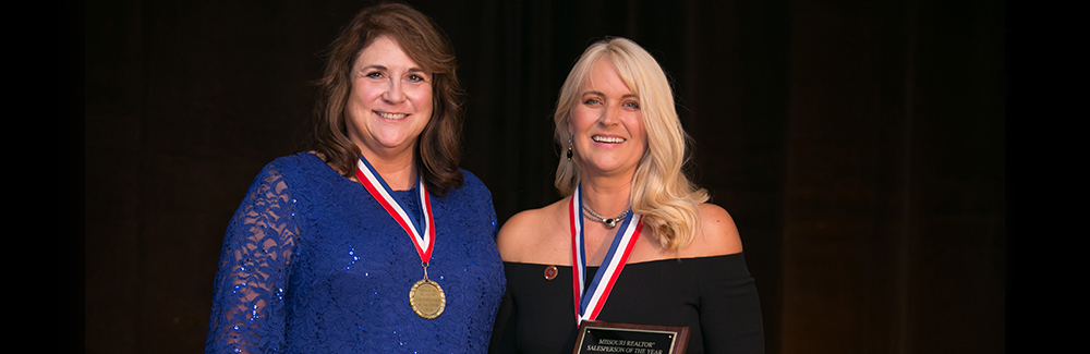 Jennifer Piglowski receiving the 2018 REALTOR® Salesperson of the Year Jennifer Piglowski receiving the 2018 REALTOR® Salesperson of the Year