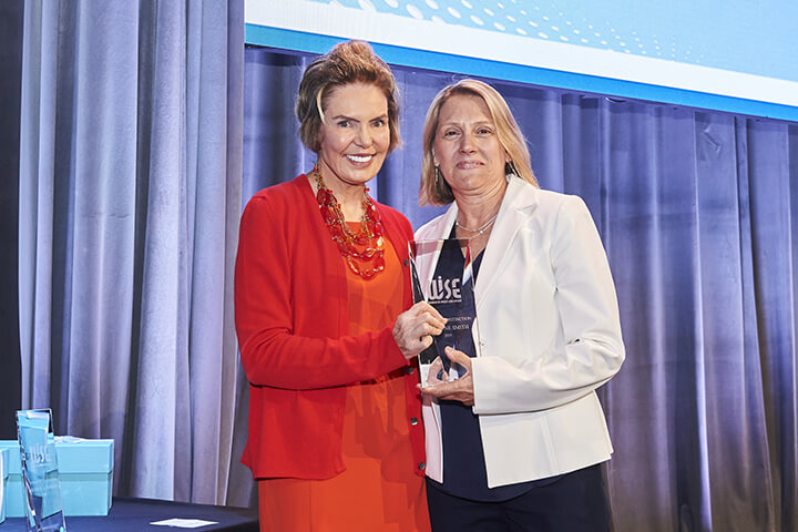 Suzanne Smith receiving award at the WISE WWOY 2019 Award Luncheon