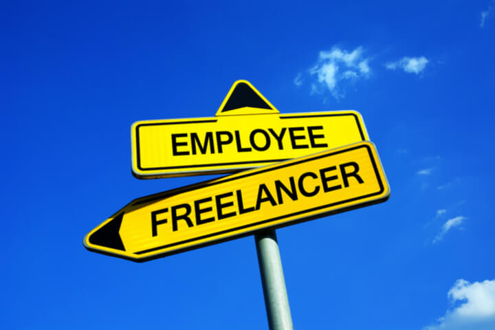 "Employee" sign pointing up and "Freelancer" sign pointing left